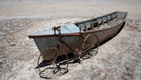 Un bote y una bicicleta en el lago Poopo seco, Oruro (Bolivia), el 16 de diciembre de 2017. David Mercado / Reuters