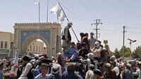 Un grupo de talibanes sobre un vehículo junto a una carretera en Kandahar, Afganistán, 13 de agosto de 2021. AFP