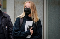 India Oxenberg llega a la audiencia de sentencia en el caso de tráfico sexual y crimen organizado contra el líder de la secta NXIVM, Keith Raniere, Nueva York, EE.UU., 27 de octubre de 2020. Brendan McDermid / Reuters