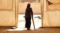 UNICEF/UN0332638/Rose Una niña camina con una muleta en un campo de desplazados en Sévaré, Mali.