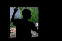 NICEF/UN0202117/Rich Un niño que fue secuestrado por un grupo armado mira por la ventana de un centro de cuidado infantil apoyado por UNICEF después de ser liberado en Sudán del Sur.