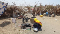 Una mujer yemení cocina al aire libre en un campamento, el 21 de agosto de 2021. Khaled Ziad / AFP