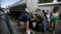 Un camión entrega agua potable a los vecinos de San José, Costa Rica, el 14 de marzo de 2020. Juan Carlos Ulate / Reuters