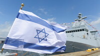 La bandera de Israel frente al buque de guerra 'Atzmaut' en Kiel, Alemania, el 27 de julio de 2021. Fabian Bimmer / Reuters