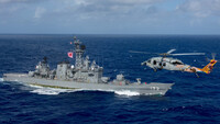 Un helicóptero MH-60S Sea Hawk estadounidense y el buque JS Shimakaze de la Fuerza de Autodefensa Marítima de Japón. U.S. Navy / Mass Communication Specialist 2nd Class Kenneth Abbate