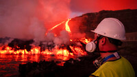 Un científico observa una colada de lava llegando al mar en La Palma, España. 11 de noviembre de 2021. Taner Orribo / AP