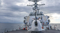 El destructor de misiles guiados de la clase Arleigh Burke, USS Benfold transita por el estrecho de San Bernardino, el 10 de octubre. 29 de 2021 U.S. Navy / Mass Communication Specialist 1st Class Deanna C. Gonzales / www.globallookpress.com
