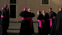 Los obispos españoles en el patio de San Dámaso en el Vaticano para una reunión con el papa Francisco, 16 de diciembre de 2021. Alessandra Tarantino / AP
