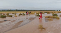 Unos miembros de la Cruz Roja ayudan a varias personas bloqueadas por las inundaciones en la provincia de Hormozgan, en el sur de Irán, el 4 de enero de 2022 - Cruz Roja Irán/AFP