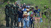 Soldados colombianos hacen guardia cerca del Puente Internacional Simón Bolívar, el 25 de febrero de 2019. Luis Robayo / AFP