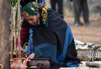 Pety Piciñam, autoridad filosófica y religiosa de la lof Puel Pvjv, riega una planta Confederación Mapuche de Neuquén