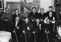 Lom spelmannslag ca 1955 med Hans W. Brimi og Ola Moløkken midt på framme - foto: privat