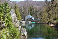 RAJECKÉ TEPLICE - Jazero a Park - 9 min. autom z Farmy. Neďaleko Aphrodite sa v centre mesta nachádza jazero, na ktorom je rybárska reštaurácia. Plávajú v ňom kačky, labute a môžete sa tam v lete aj člnkovať (za 5 Eur/polhodinu). Chodník okolo jazera v tieni stromov je ideálne miesto na prechádzky, počas pobytu tu určite viackrát zájdete. Doporučujeme výbornú zmrzlinu https://www.facebook.com/gelatovparku/