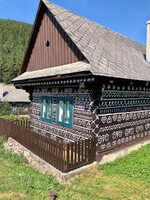 PAMIATKOVÁ REZERVÁCIA „ČIČMANY“ 36 min. autom od Farmy 26 kilometrov od Rajeckých Teplíc sa nachádza mestečko Čičmany, v ktorom sa zachovali viaceré čierne drevenice pomaľované bielymi vzormi inšpirovanými výšivkou. Stráviť tu môžete pár hodín, navštívite múzeum, otvorené domy, ktoré sú súčasťou múzea, najesť sa môžete v reštaurácii v centre. V Čičmanoch ponúkajú aj množstvo tradičných pochutín a jedál, nesmú chýbať „bryndzáky“, syrové korbáčiky a žinčica.
