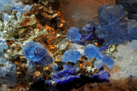 Lapis lazuli (blauw: lazuriet; geel: pyriet; wit: calciet) - foto: Parent Gery / CC BY-SA 3.0