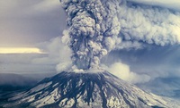 Foto: Columna de cenizas del Monte Santa Helena. Los flujos negros en las laderas son lahares. (Foto: USGS)