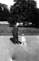 Príncipe Andrzej Lubomirski brinca com a bisneta Izabellą Sierakowską, por volta de 1940. Um ano antes, os pais e avós da criança foram executados pelos nazistas. (Foto: Museu de Przeworsk)
