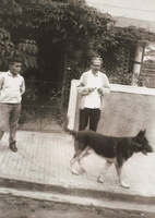 Giavina-Bianchi, no final da década de 1960, em frente ao sobrado onde morava no centro de Jacarezinho (PR). Também aparecem na foto um garoto da vizinhança apelidado de Dudu, e Brasão, o cachorro de estimação do arquiteto.(Foto: Walmyr Telles Buzatto)