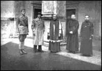 Francesco Maria Barracu (fardado à esquerda) e padre Luciano Usai (de barba, à direita)