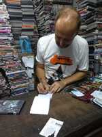 Biagini anota todas as suas locações em bloquinhos de papel. Ele não usa computador sequer para catalogar o acervo.