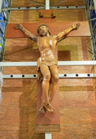 Crucifixo de madeira, com cerca de 4 metros de altura, feito por Silvestre Blasco para a Catedral de Londrina no início da década de 1960. (Foto: Catedral de Londrina)
