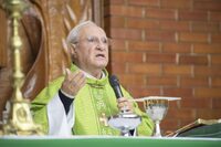 Monsenhor Bernard Gafá encomendou algumas obras de Silvestre Blasco para a paróquia Imaculada Conceição, em Londrina-PR. (Fotos: Arquidiocese de Londrina)
