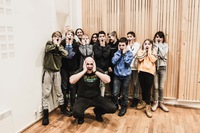 Musikkskolelærer Svein Erik Ånestad foran musikkgruppa. Foto: Knut Werner Lindeberg Alsén