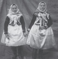 Dievčatá v kroji cca 1920