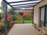 Pergola s pevnou střechou , zastřešená může být komůrkovým polykarbonáem nebo bezpečnostním sklem ve variantách čirá,mléčná