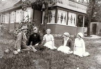 Historisk billede af Lærlingenes Hus hvor den nedlagte karnap tydeligt ses - personerne på billedet er ikke genkendt
