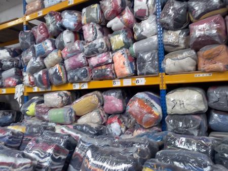 Aduana Nacional incautó 82 fardos de ropa usada escondidas bajo sacos de  cebolla y zanahoria. – Informativo 4000