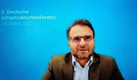 Staatssekretär Andreas Feicht während seiner Keynote zum Thema „Investitionen in Energieinfrastruktur – Bedarf und Realität“