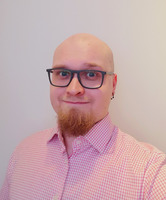Turkulaistunut savon poika. 2022 Valmistunut koneinsinööri. Perheenisä kahdella tenavalla ja emäntäki löytyy..