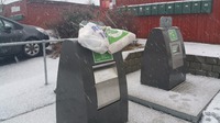 Ikke bruk av avfallsstasjonene slik det er gjort på dette bildet !!!!