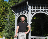 Vincent Abolivier accueille le public pour faire découvrir son magnifique jardin ornemental de Coat-ar-Stang. | OUEST-FRANCE