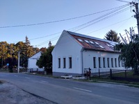 Az abaligeti iskola reggel | Fotó: abaliget.ma