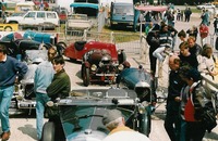 Les tricyclecars attendent leur tour pour tourner sur l'autodrome