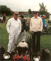 Les tricyclecars attendent leur tour pour tourner sur l'autodrome en 1995