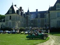 Alignement de culs pointus devant le chateau de Gizeux lors du Grand Prix de Tours