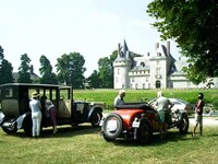Hispano Suiza et Bugatti type 44 devant le chateau de Sully sur Loire lors du Rétro Bolides de Clémont
