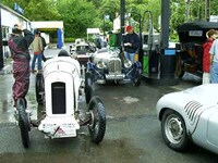 Arret essence pour le Sandford, devancé par l'Amilcar tandem lors du Grand Prix Rétro du Puy Notre Dame