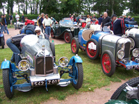 3 roues et 4 roues font toujours bon ménage au Grand Prix Rétro du Puy Notre Dame