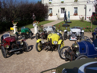3 roues et 4 roues font toujours bon ménage au Grand Prix Rétro du Puy Notre Dame