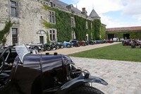 Alignement de 3 roues durant la pause déjeuner au Grand Prix Rétro du Puy Notre Dame