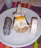 Touraine 2008, même le plateau de fromage retient le thème des tricyclecars !