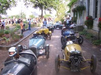 Traditionnel plateau de tricyclecars au Grand Prix Rétro du Puy Notre Dame