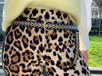 Panter flared broek gematcht met riem