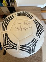 Η μπάλα που μας υπέγραψε ο Στέλιος Σεραφείδης πριν από ένα χρόνο σε εκδήλωση του ΑΟ Γλυκών Νερών